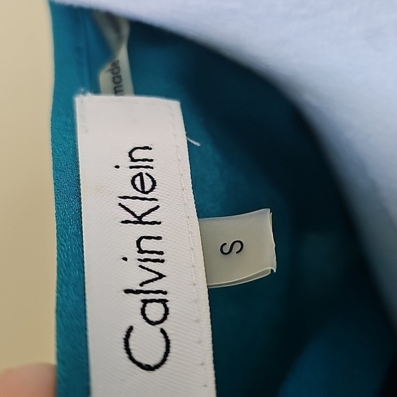 Calvin Klein sleeveless. - Picture 2 of 7